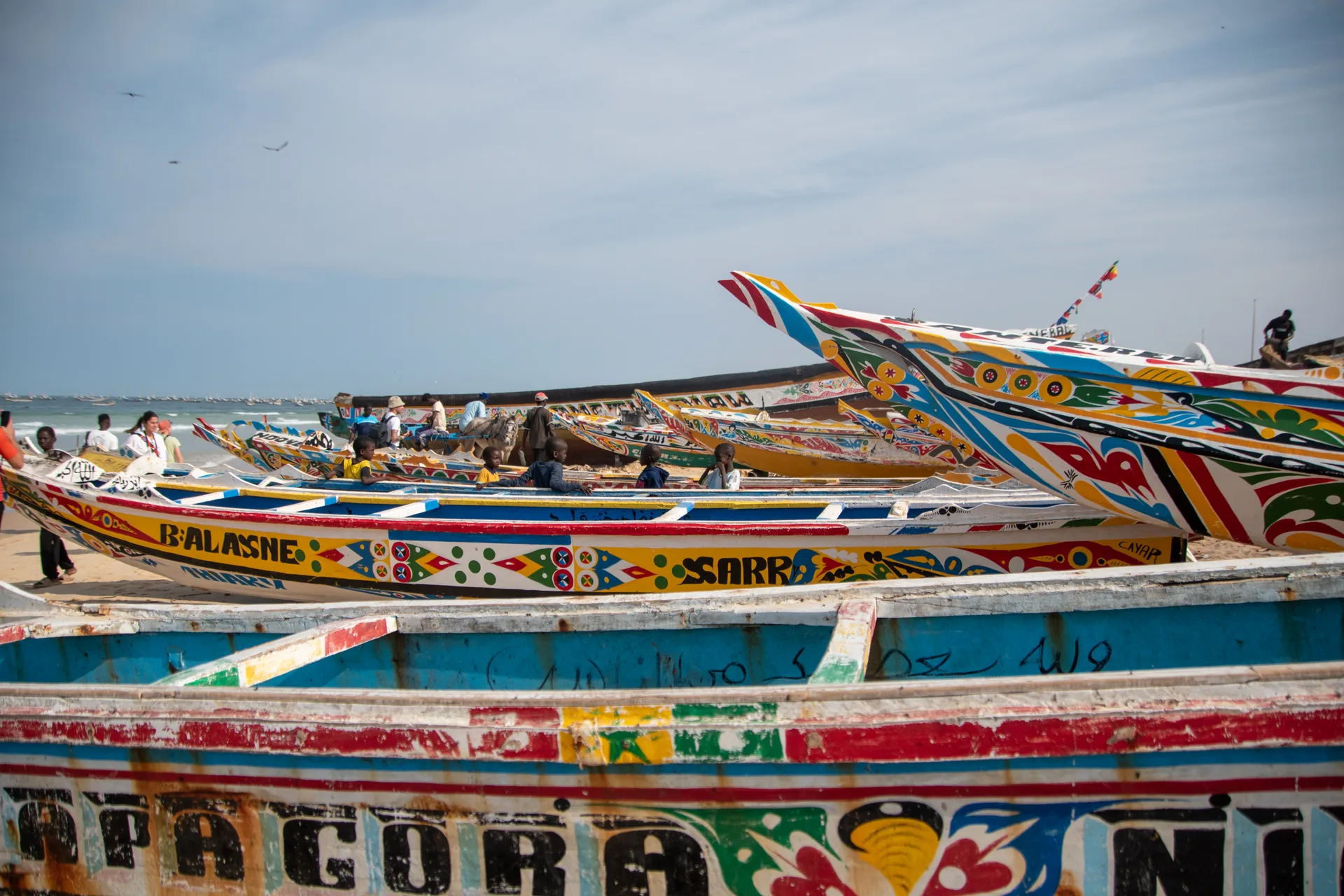 Piroghe colorate sulla spiaggia del Senegal al tramonto